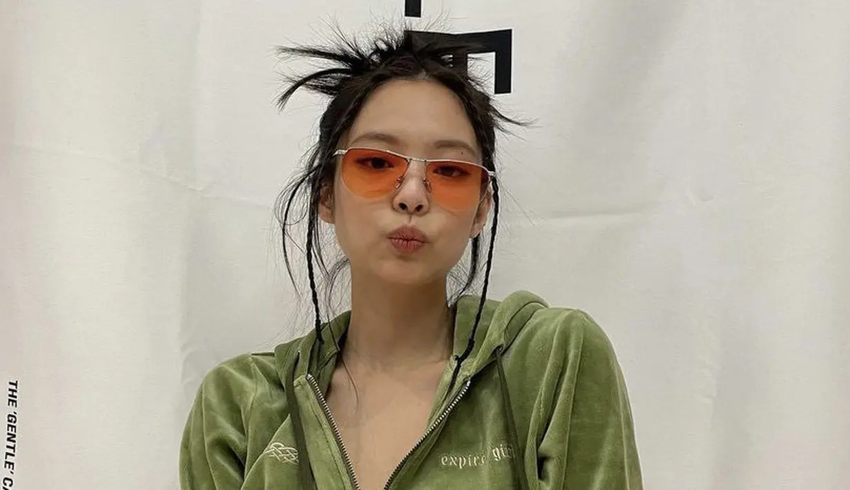 Terkesan berantakan, namun bisa dicoba. Jennie membut dua kepangan tipis di bagian depan dengan rambut yang dikuncir asal di bagian belakang. (@jennierubyjane)
