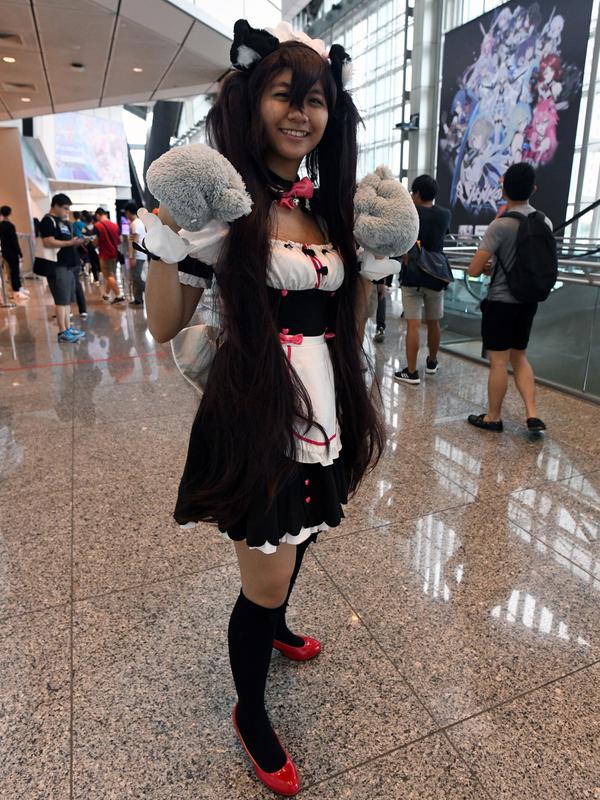 Seorang cosplayer berpose pada hari pertama Festival Anime Asia di Singapura (29/11/2019). Para penggemar hobi berpakaian seperti 'Gothic Lolitas' dan karakter yang sering terinspirasi anime, manga, dongeng, permainan video, penyanyi dan musisi idola, dan film kartun. (AFP Photo/Roslan Rahman)