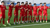 Selebrasi para pemain Timnas Vietnam U-23 usai mengalahkan Timnas Yordania dalam laga perdana Piala Asia U-23 2026 di King Abdullah Sports City Hall Stadium, Jeddah, Selasa (6/1/2026) malam. (Dok. AFC)