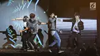 Aksi panggung boyband Super Junior Donghae dan Eunhyuk saat Konser di Korea Brand Entertainment & Expo (KBEE) 2017 di Gandaria, Jakarta, Senin (4/9). Boyband Super Junior D & E membawakan 4 lagu dalam membuka KBEE 2017. (Liputan6.com/Herman Zakharia)