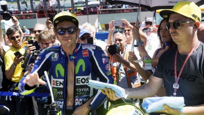 Alessio 'Uccio' Salucci (kanan) memberikan handuk kepada Valentino Rossi jelang balapan. (sportfair.it)