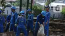 Badan Penanggulangan Bencana Daerah (BPBD) Jakarta menyebutkan penyebab tanggul kali itu jebol karena debit air yang tinggi akibat hujan deras. (merdeka.com/Imam Buhori)