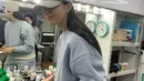 Han Hyo Joo saat berada di ruang makeup. Sayangnya, wajahnya tak sepenuhnya terlihat karena memakai topi. (Foto: Instagram/ hanhyojoo222)