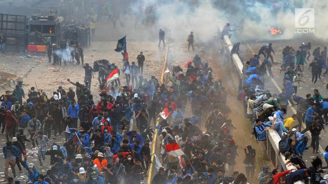 Polisi Tembakkan Gas Air Mata Bubarkan Demo Mahasiswa di Depan DPR