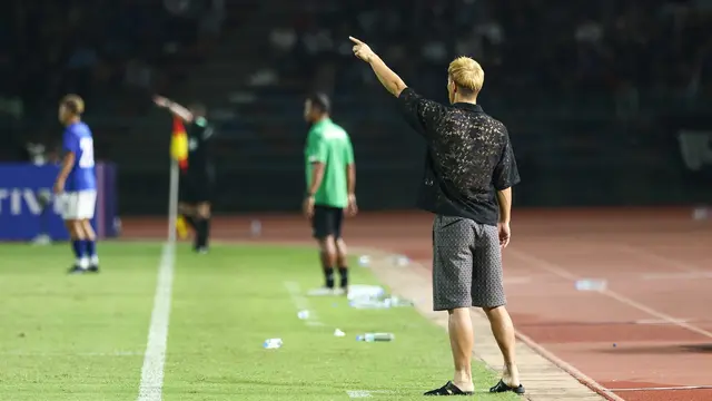Gaya nyentrik Direktur Teknik Timnas Kamboja U-22, Keisuke Honda, di SEA Games 2023.