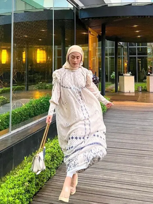 Di postingan lainnya, Selvi Kitty mengenakan gamis cantik berwarna krem. (Instagram/selvikitty).