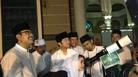 Gus Ipul dan Emil Dardak menyaksikan gerhana bulan total di Masjid Al Akbar Surabaya.