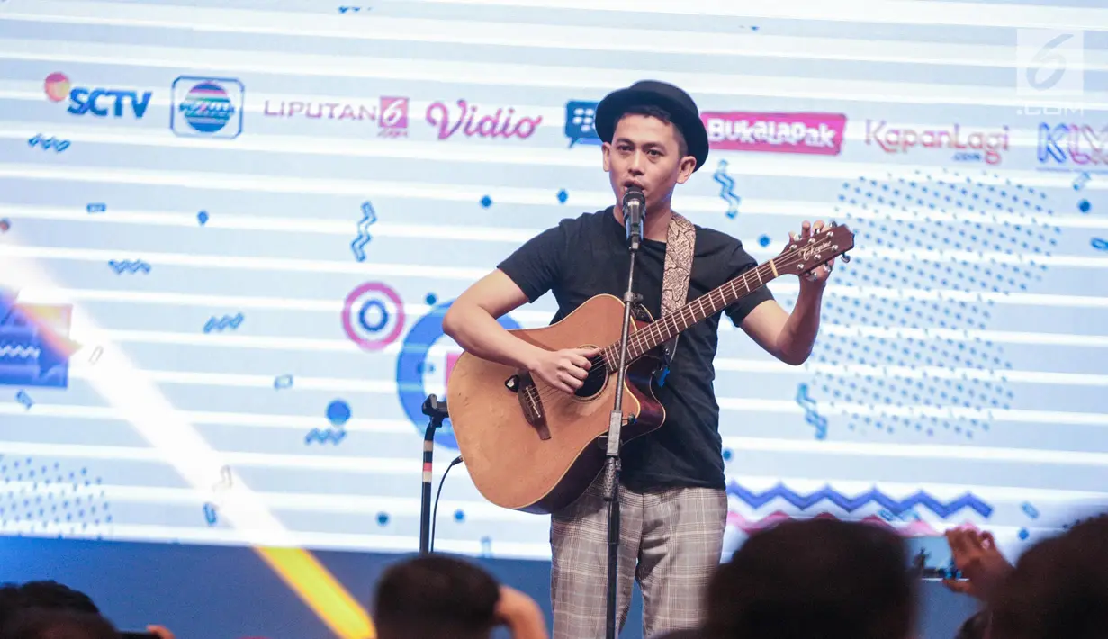 Musisi Budi Doremi menghibur peserta dalam Emtek Goes to Campus di Universitas Kristen Petra Surabaya, Kamis (15/11). Dalam penampilannya Budi Doremi membawakan sejumlah lagu yaitu, tolong, Friendzone, Doremi. (Liputan6.com/Faizal Fanani)