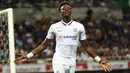 Striker Chelseam Tammy Abraham, merayakan gol yang dicetaknya ke gawang Barcelona pada laga pramusim di Stadion Saitama, Jepang, Selasa (23/7). Chelsea menang 2-0 atas Barcelona. (AFP/Toshifumi Kitamura)