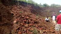 Warga datang ke lokasi penemuan situs purbakala peninggalan Majapahit di proyek Tol Malang - Pandaan (Liputan6.com/Zainul Arifin)