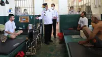 Kanwil Kemenkumham Jatim Krismono mengecek kondisi Lapas Madiun. (Dian Kurniawan/Liputan6.com)