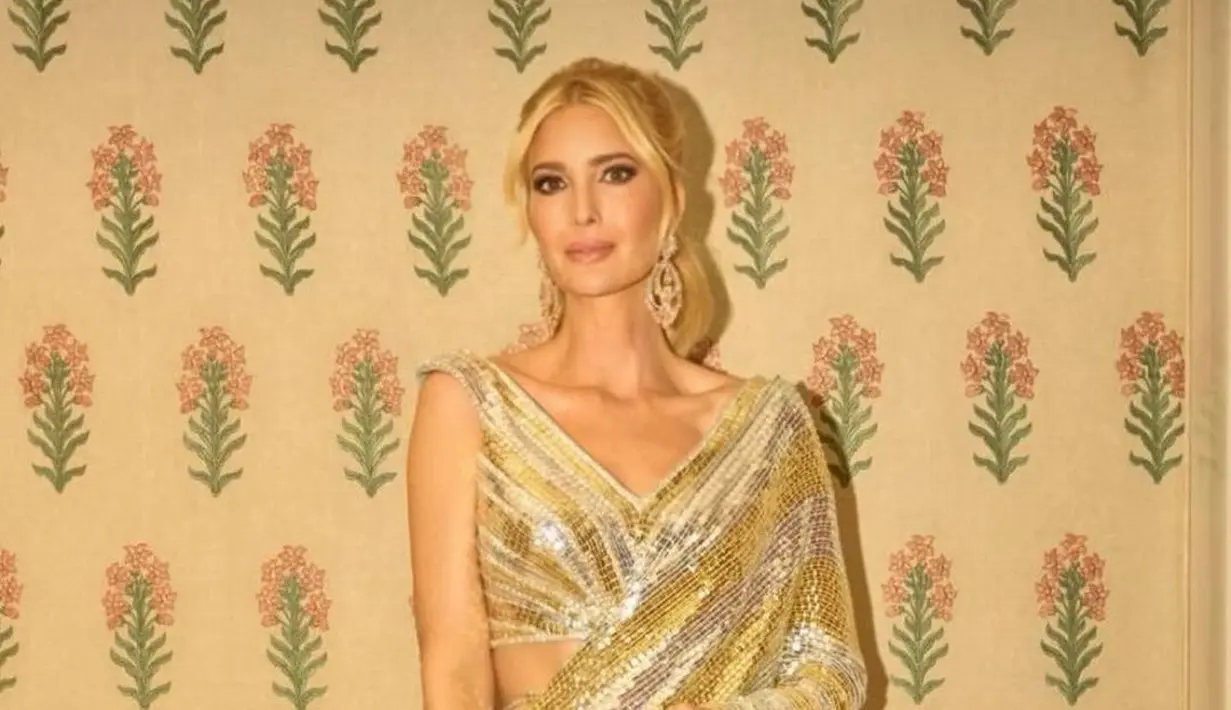 <p>Anak Mantan Presiden Amerika Donald Trump, Ivanka Trump, terlihat glamor mengenakan silver-gold saree. [@pinkvilla]</p>