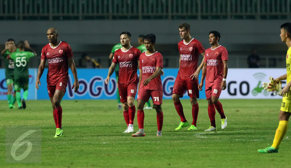 Pemain PSM Makassar meninggalkan lapangan usai laga melawan PS TNI di lanjutan LIga 1 Indonesia di Stadion Pakansari, Cibinong, Kab Bogor, Senin (15/5). PS TNI unggul 2-1 atas PSM Makassar. (Liputan6.com/Helmi Fithriansyah)