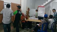 Penghitungan suara hasil pemungutan suara ulang di TPS 9 Bunulrejo, Kota Malang pada Kamis, 25 April 2019 (Liputan6.com/Zainul Arifin)
