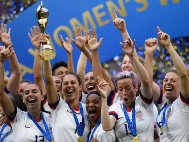 Para pemain Amerika Serikat merayakan gelar juara Piala Dunia Wanita 2019 usai mengalahkan Belanda pada laga final di Stadion Lyon, Lyon, Minggu (7/7). AS menang 2-0 atas Belanda. (AFP/Christophe Simon)