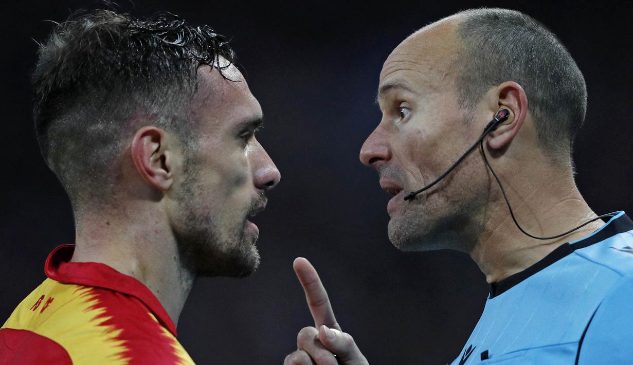 Pep Guardiola sempat beberapa kali bersitegang dengan wasit asal Spanyol itu. Bahkan Guardiola pernah dikartu merah Lahoz lantaran marah setelah gol Leroy Sane dianulir dalam kekalahan leg kedua perempat final City melawan Liverpool tahun 2018. (AFP/Adrian Dennis)