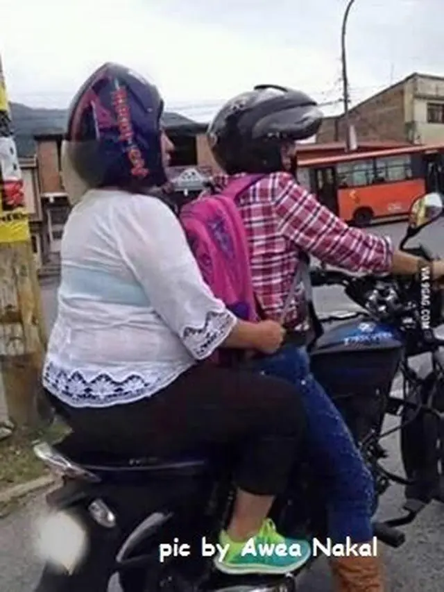Kumpulan Potret Cara Nyeleneh Ibu-Ibu Memasang Helm Sepeda Motor (ist)