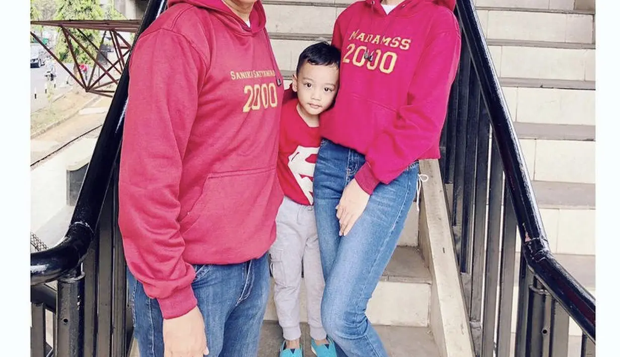 Uut dan suami tampil kompak dengan hoodie merah yang dipadukan dengan celana denimnya. (@uutpermatasari)