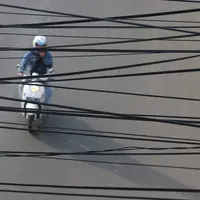 Pemotor melintas di kawasan Gunung Sahari, Jakarta, Rabu (13/7). Kurangnya penataan membuat instalasi kabel di Ibu Kota terlihat semrawut dan mengganggu pemandangan. (Liputan6.com/Immanuel Antonius)