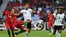 Bek Portugal, Ricardo Carvalho, berusaha menghentikan laju pemain Austria, Martin Harnik, pada laga kedua Grup F Piala Eropa 2016 di Parc des Princes, Minggu (19/6/2016) dini hari WIB. (AFP/Francisco Leong)