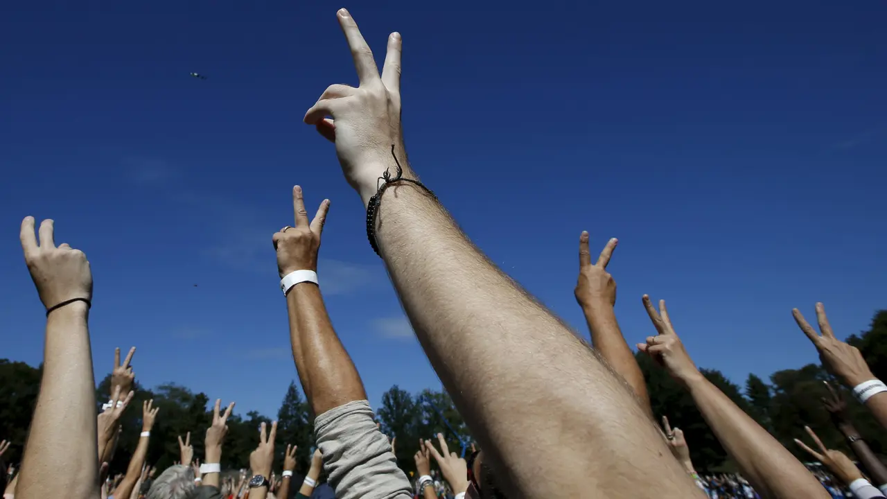 20151006-Ribuan Fans Coba Pecahkan Rekor Dunia Jelang Ultah John Lennon-New York