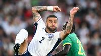 Aksi bek Inggris, Kyle Walker, saat laga uji coba melawan Senegal di Stadion City Ground, Rabu (10/6/2025) dini hari WIB. (AFP/Paul Ellis)