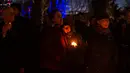 Sejumlah orang mengheningkan cinta dalam aksi dukungan pada komunitas muslim di Moncton, New Brunswick, Senin (30/1). Dukungan itu setelah aksi penembakan di sebuah masjid di Kota Quebec, Kanada. (Darren Calabrese/The Canadian Press via AP)