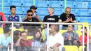 Asisten pelatih Timnas Indonesia, Miguel Gandia dan Eduardo Perez menyaksikan langsung laga Bhayangkara FC melawan Semen Padang di Stadion Patriot Candrabhaga, Bekasi, Sabtu (20/5). Bhayangkara FC unggul 1-0. (Liputan6.com/Helmi Fithriansyah)