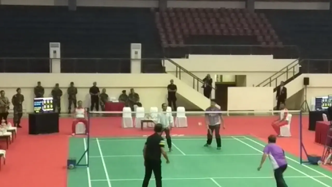 Presiden Jokowi dan Sultan Brunei Darussalam Hassanal Bolkiah bertanding bulu tangkis di Mabes TNI