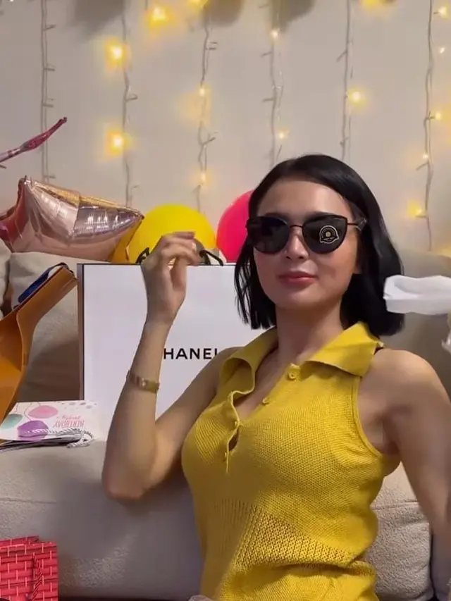 Potret Wika Salim saat membuka kado (Sumber: Instagram/wikasalim)