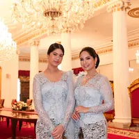 Putri Annisa Pohan ini tampil serasi dengan sang mamah mengenakan kebaya brokat warna baby blue. Dengan aksen organza panjang pada bagian pundak yang juga dihiasi bunga besar [credit/Bintang Radityo]