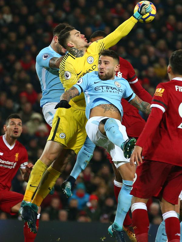 Kiper Manchester City Ederson meninju bola saat pekan ke-23 Premier League 2017-2018 melawan Liverpool di Anfield Stadium, Minggu (14/1). Liverpool memberikan kekalahan pertama bagi Manchester City 4-3. (AP/Dave Thompson)