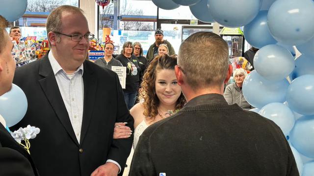 Pasangan Menikah di Kamar Mandi