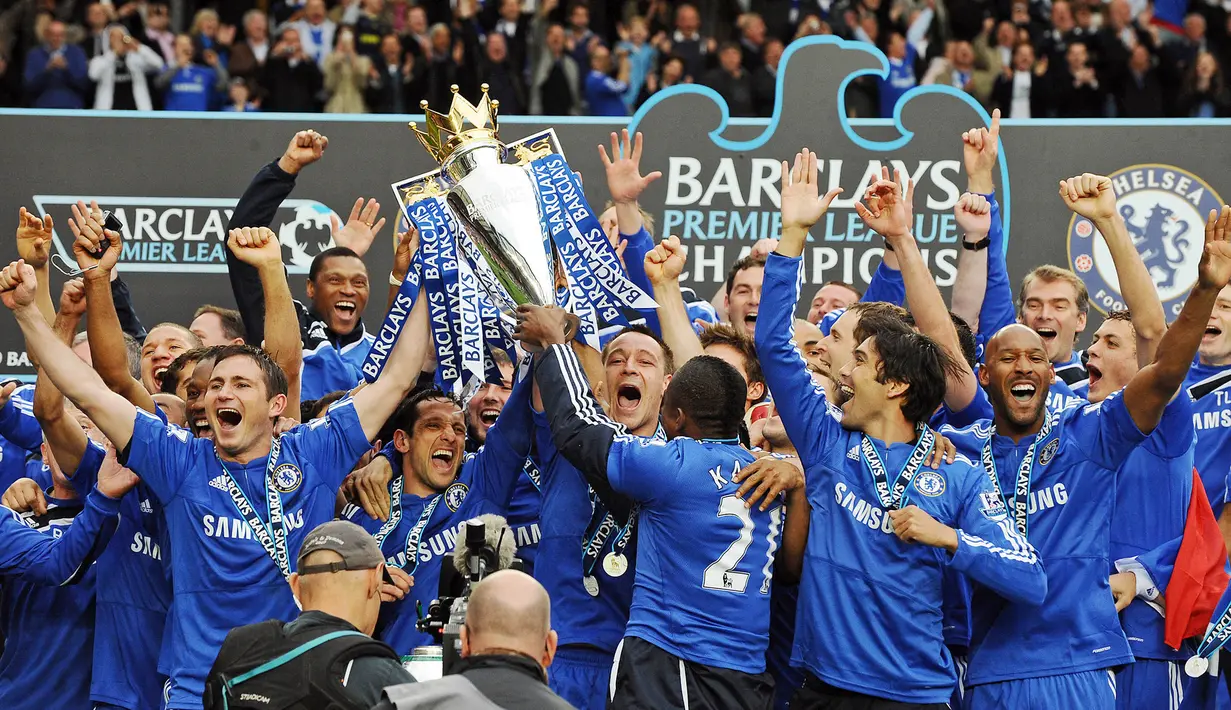 Sejak mendapat kucuran dana segar dari Roman Abramovich Chelsea menjelma menjadi raksasa Liga Inggris. Dengan bermaterikan pemain berlabel bintang The Blues mampu menjuarai Premier League sebanyak lima kali yakni pada 2005, 2006, 2010, 2015, 2017. (AFP/Carl De Souza)