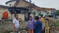 Puluhan rumah warga Banyuwangi rusak akibat diterjang angin puting beliung. (Hermawan Arifianto/Liputan6.com)