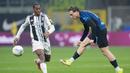 Pemain Inter Milan, Piotr Zielinski, melepaskan tendangan saat melawan Juventus di pertandingan pekan ke-25 Liga Italia 2025/2026 di Giuseppe Meazza, Minggu (15/02/2026) dini hari WIB. (Spada/LaPresse via AP)