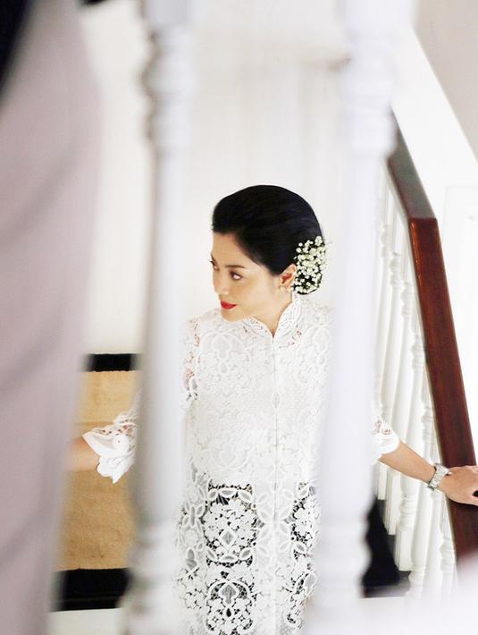 Penampilan Lulu Tobing dengan kebaya putih ini juga tak lepas dari sorotan netizen serta rekan selebriti. Ia tampak begitu menawan dengan sanggul serta hiasan rambut yang sederhana tapi juga manis. (Liputan6.com/IG/@lutob)