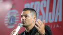 Pelatih baru Persija Jakarta, Carlos Pena memberikan keterangan saat konferensi pers yang berlangsung di Nirwana Park, Bojongsari, Sawangan, Sabtu (29/06/2024). (Bola.com/Bagaskara Lazuardi)