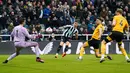 Pemain Newcastle United Miguel Almiron mencetak gol ke gawang Wolverhampton Wanderers pada pertandingan sepak bola Liga Inggris di St. James' Park, Newcastle, Inggris, 12 Maret 2023. Newcastle United mengalahan Wolverhampton Wanderers dengan skor 2-1. (Owen Humphreys/PA via AP)