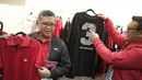 Sekjen DPP PDIP Hasto Kristiyanto menunjukkan kaus saat peluncuran official store atribut PDI Perjuangan di Jakarta, Senin (21/1). PDIP meluncurkan RedMe sebagai official store atribut PDIP pada Pemilu 2019. (Liputan6.com/Faizal Fanani)