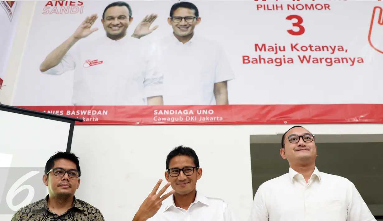 Cawagub DKI Jakarta, Sandiaga Uno (tengah) jelang memaparkan rekapitulasi penerimaan dan pengeluaran dana kampanye di Jakarta, Kamis (8/12). Sandi memaparkan hasil rekapitulasi anggaran hingga 30 November 2016. (Liputan6.com/Helmi Fithriansyah)