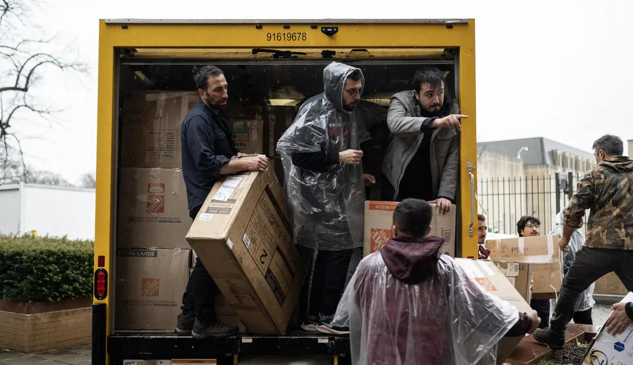 Relawan memuat kotak sumbangan ke truk yang menuju ke Bandara Internasional Dulles untuk orang-orang yang terkena dampak gempa bumi di Turki, di Kedutaan Besar Turki di Washington, DC, pada 12 Februari 2023. Pejabat dan petugas medis mengatakan 29.605 orang tewas di Turki dan 3.574 di Suriah dari gempa berkekuatan 7,8 skala Richter pada Senin, sehingga total yang dikonfirmasi menjadi 33.179. (AFP/Andrew Caballero-Reynolds)