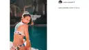 Saat menjalani sebuah pemotretan, Sophia Latjuba tampil seksi dengan mengenakan bikini berwarna-warni. (instagram.com/sophia_latjuba88)