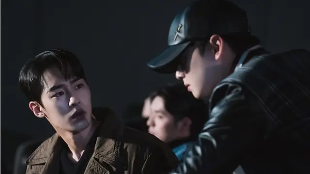 Dua bintang Extraordinary You, Lee Jae Wook saat menjadi cameo di True Beauty. (tvN via Soompi)