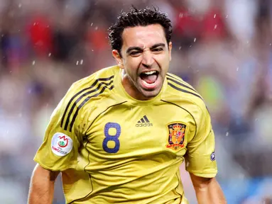 Kecerdasan serta kedisiplinan membuat sosok Xavi Hernandez dikenal sebagai legenda lini tengah di dunia. Gelandang legendaris Barcelona itu sukses memperlihatkan magisnya termasuk di ajang Euro 2008. (AFP/Joe Klamar)