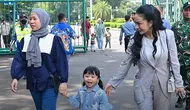 Gaya Dua Anak Aurel Hermansyah saat Dimomong Krisdayanti Keliling Jakarta. [@krisdayantilemos]