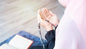 Ilustrasi Membaca Doa Credit: freepik.com