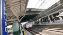 Kereta berhenti tiket saat "Uji Coba Pelayanan Pengguna Jasa KRL" di Lantai Dua Stasiun Cakung, Jakarta, Selasa (9/10). BTPWJB Kemenhub telah merampungkan modernisasi Stasiun Cakung. (Liputan6.com/Herman Zakharia)