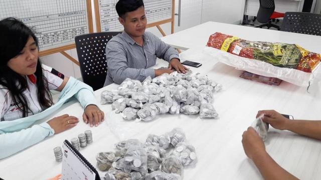 ibu-ibu beli motor pakai uang receh (foto: Instagram/@amcsemarang)