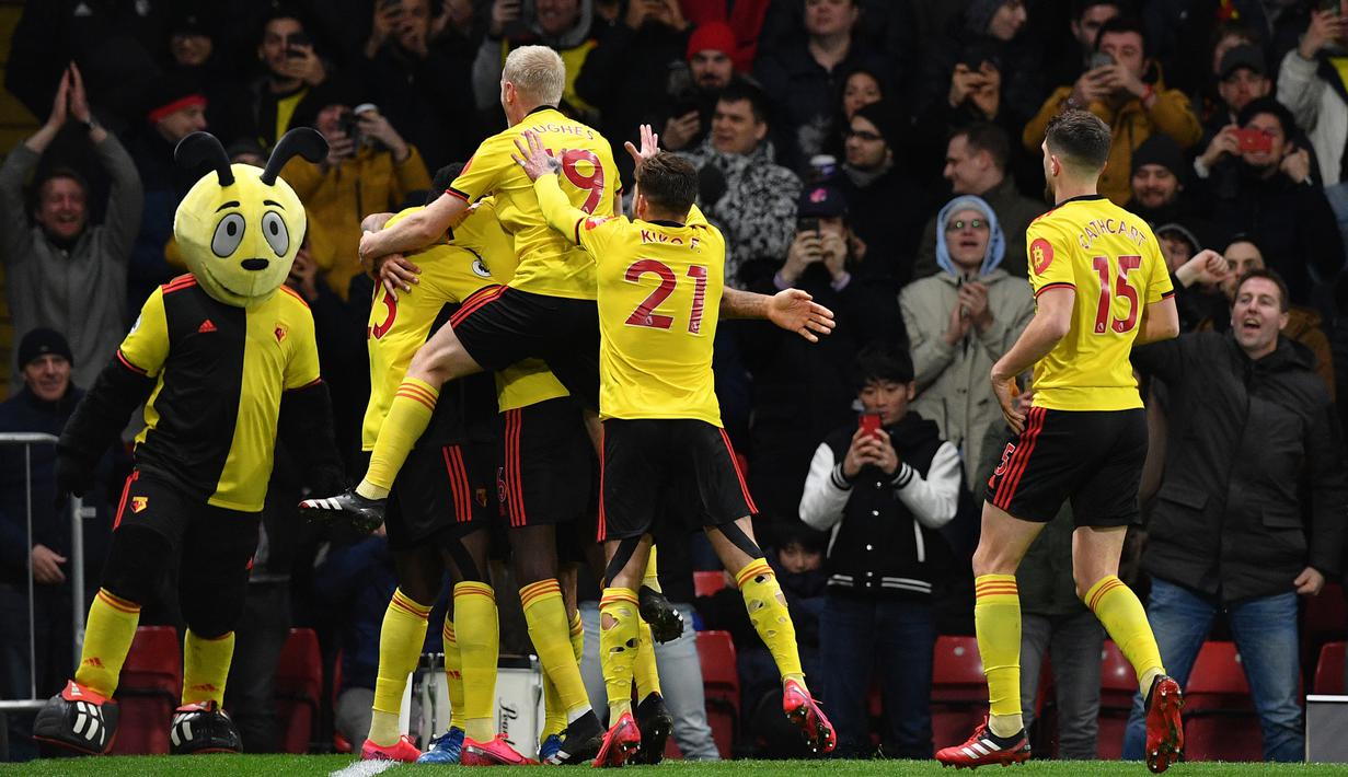 Para pemain Watford merayakan gol yang dicetak oleh Troy Deeney ke gawang Liverpool pada laga Premier League di Stadion Vicarage Road, Sabtu (29/2/2020). Watford menang 3-0 atas Liverpool. (AFP/Justin Tallis)